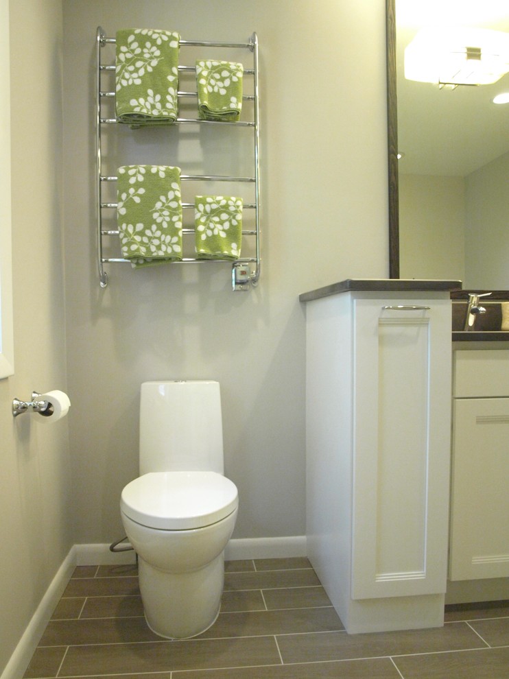 Exempel på ett mellanstort klassiskt en-suite badrum, med luckor med infälld panel, vita skåp, ett badkar i en alkov, en hörndusch, grå väggar, laminatgolv, grått golv, dusch med gångjärnsdörr, en toalettstol med hel cisternkåpa, beige kakel, keramikplattor, ett undermonterad handfat och granitbänkskiva