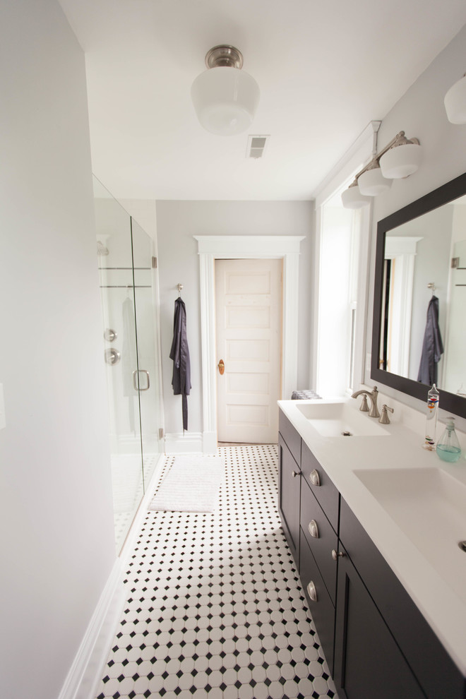 Cette photo montre une salle de bain chic de taille moyenne avec un placard à porte shaker, des portes de placard noires, WC séparés, un carrelage noir et blanc, des carreaux de porcelaine, un mur gris, un sol en carrelage de porcelaine, un lavabo encastré et un plan de toilette en quartz modifié.
