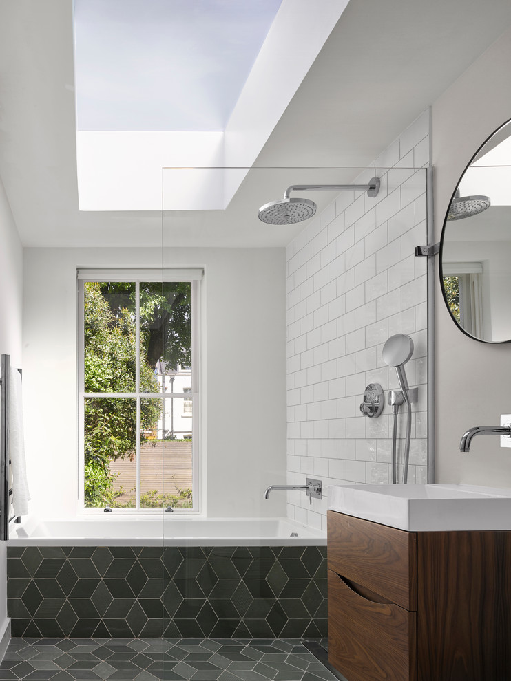 На фото: ванная комната в современном стиле с плоскими фасадами, темными деревянными фасадами, накладной ванной, душем без бортиков, белой плиткой, плиткой кабанчик, белыми стенами, консольной раковиной, серым полом и открытым душем с
