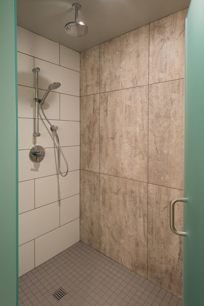 Bild på ett stort funkis badrum, med en dusch i en alkov, beige kakel, keramikplattor och dusch med gångjärnsdörr