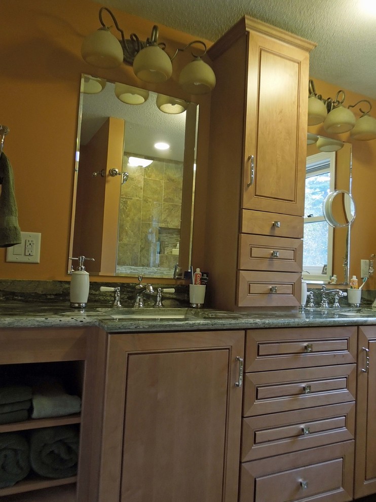 Inspiration pour une salle de bain traditionnelle en bois clair avec un lavabo encastré, une douche double, un placard avec porte à panneau surélevé, un plan de toilette en granite, WC séparés, un carrelage beige et des carreaux de porcelaine.