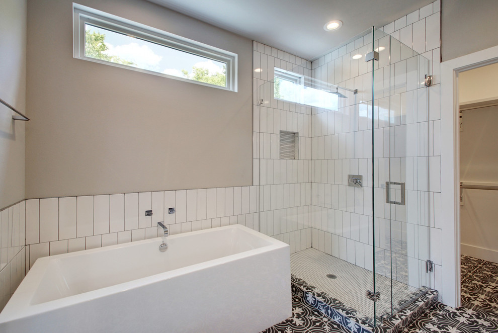 На фото: главная ванная комната среднего размера в современном стиле с плоскими фасадами, серыми фасадами, отдельно стоящей ванной, угловым душем, раздельным унитазом, белой плиткой, бежевыми стенами, полом из керамической плитки, врезной раковиной, разноцветным полом и душем с распашными дверями