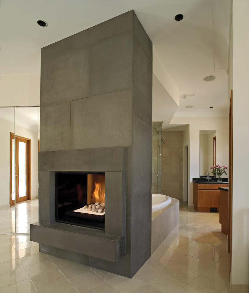 На фото: ванная комната в современном стиле с белыми стенами и полом из керамической плитки с