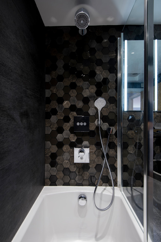 Inspiration för ett mellanstort funkis en-suite badrum, med ett hörnbadkar, en dusch/badkar-kombination, en vägghängd toalettstol, flerfärgad kakel, mosaik, svarta väggar, ett piedestal handfat, svart golv och dusch med duschdraperi