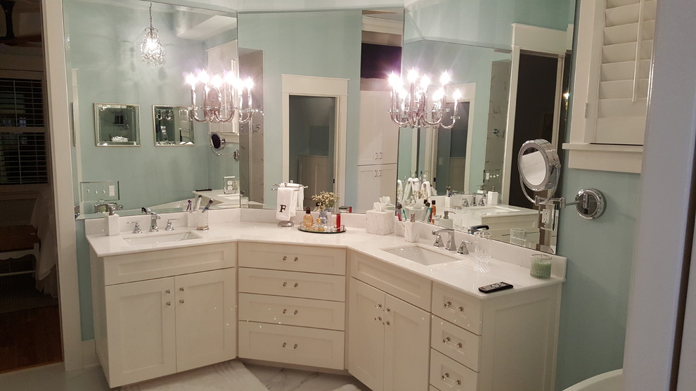 Diseño de cuarto de baño principal de estilo americano grande con armarios con paneles empotrados, puertas de armario blancas y lavabo bajoencimera