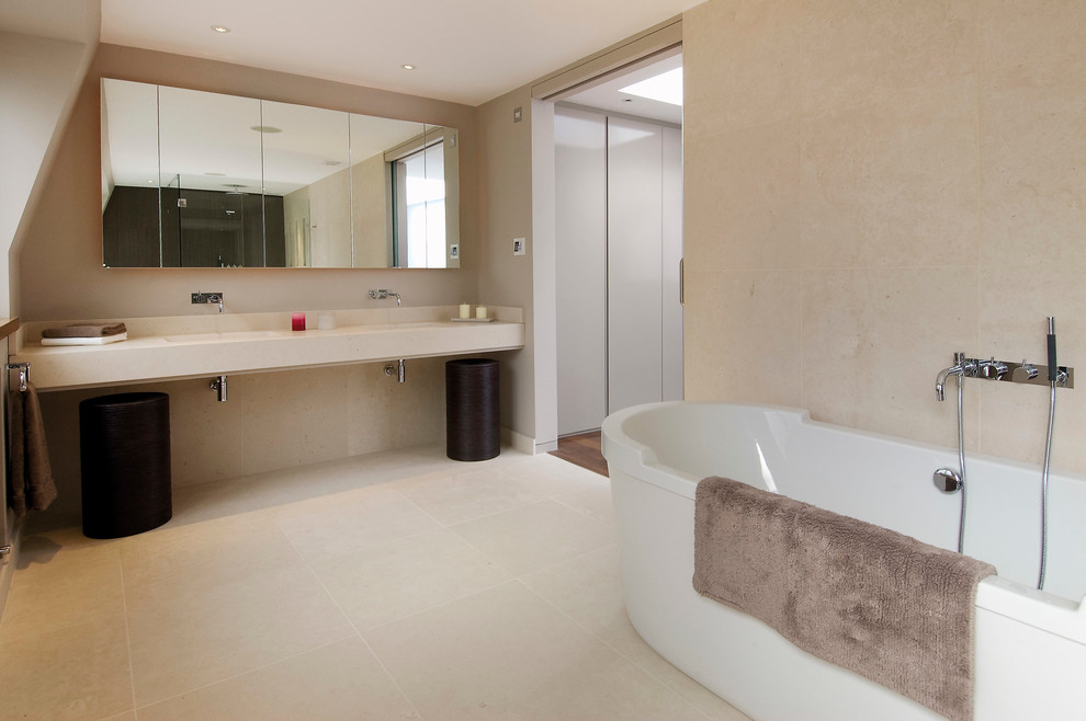 Immagine di una stanza da bagno padronale minimal di medie dimensioni con lavabo sottopiano, vasca freestanding, piastrelle beige e pareti beige