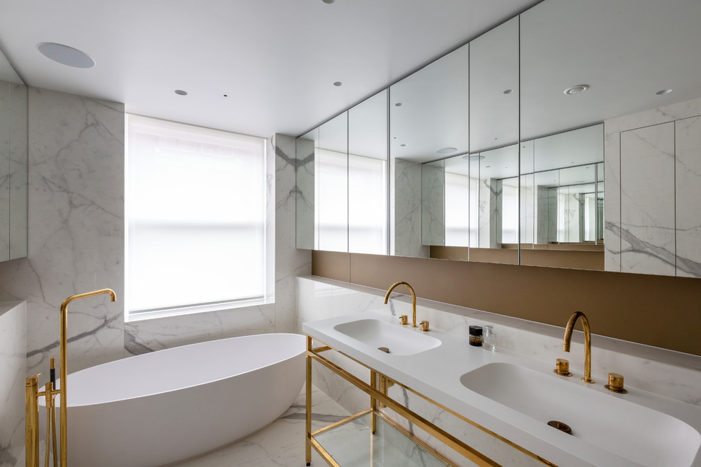 Mittelgroßes Modernes Badezimmer En Suite mit freistehender Badewanne, weißen Fliesen, Waschtischkonsole und weißem Boden in London