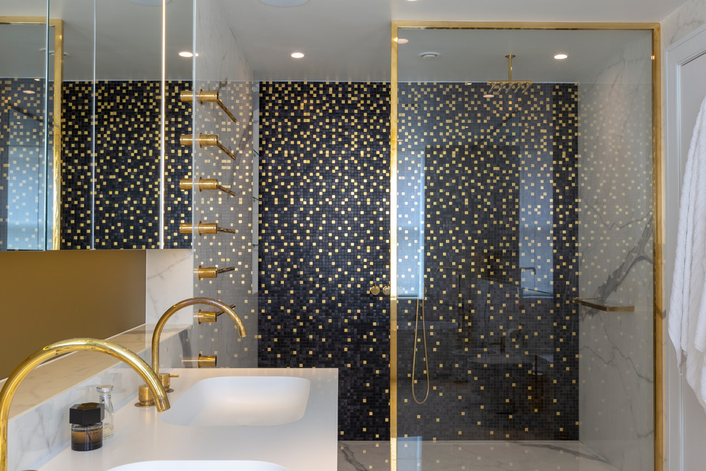 Stilmix Badezimmer mit schwarzen Fliesen, weißen Fliesen, integriertem Waschbecken und weißem Boden in London