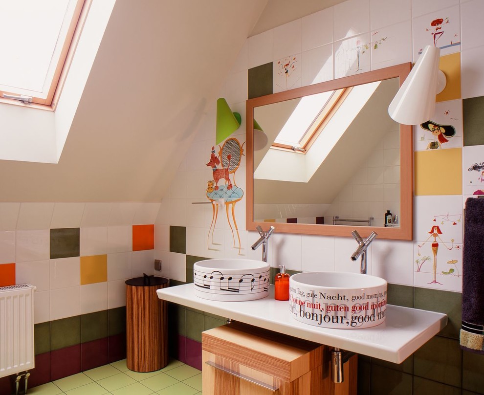 Modernes Badezimmer mit farbigen Fliesen, Keramikfliesen, Aufsatzwaschbecken, flächenbündigen Schrankfronten und hellbraunen Holzschränken in Moskau