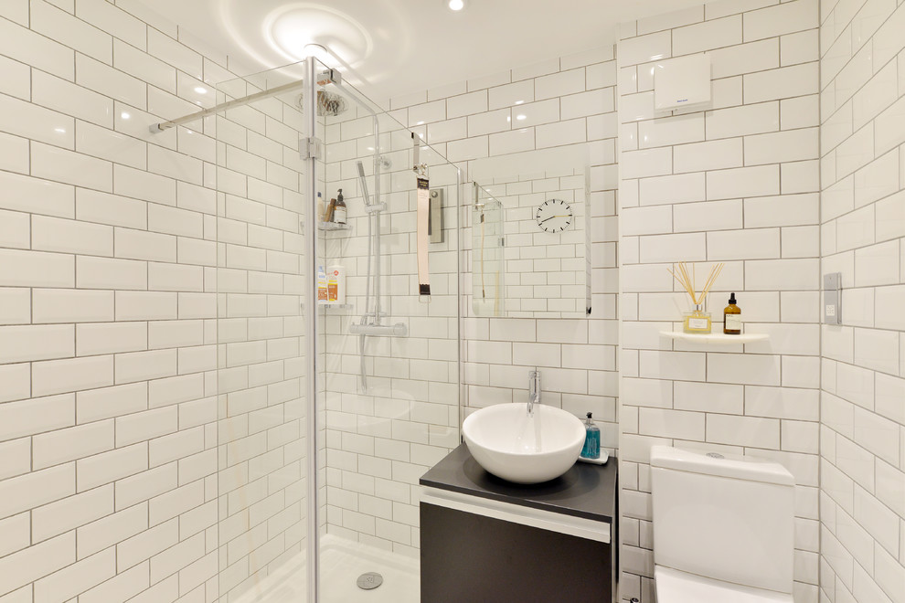 Idéer för att renovera ett mellanstort funkis en-suite badrum, med möbel-liknande, vita skåp, ett platsbyggt badkar, en öppen dusch, en toalettstol med hel cisternkåpa, vit kakel, marmorkakel, vita väggar, klinkergolv i keramik, ett nedsänkt handfat, marmorbänkskiva, vitt golv och med dusch som är öppen
