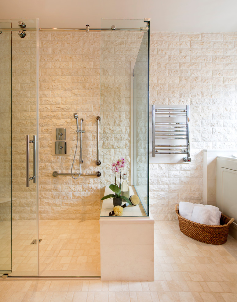Cette photo montre une grande salle de bain principale chic avec une douche d'angle, WC séparés, un carrelage beige, du carrelage en pierre calcaire, un mur beige, un sol en travertin, un sol beige et une cabine de douche à porte coulissante.