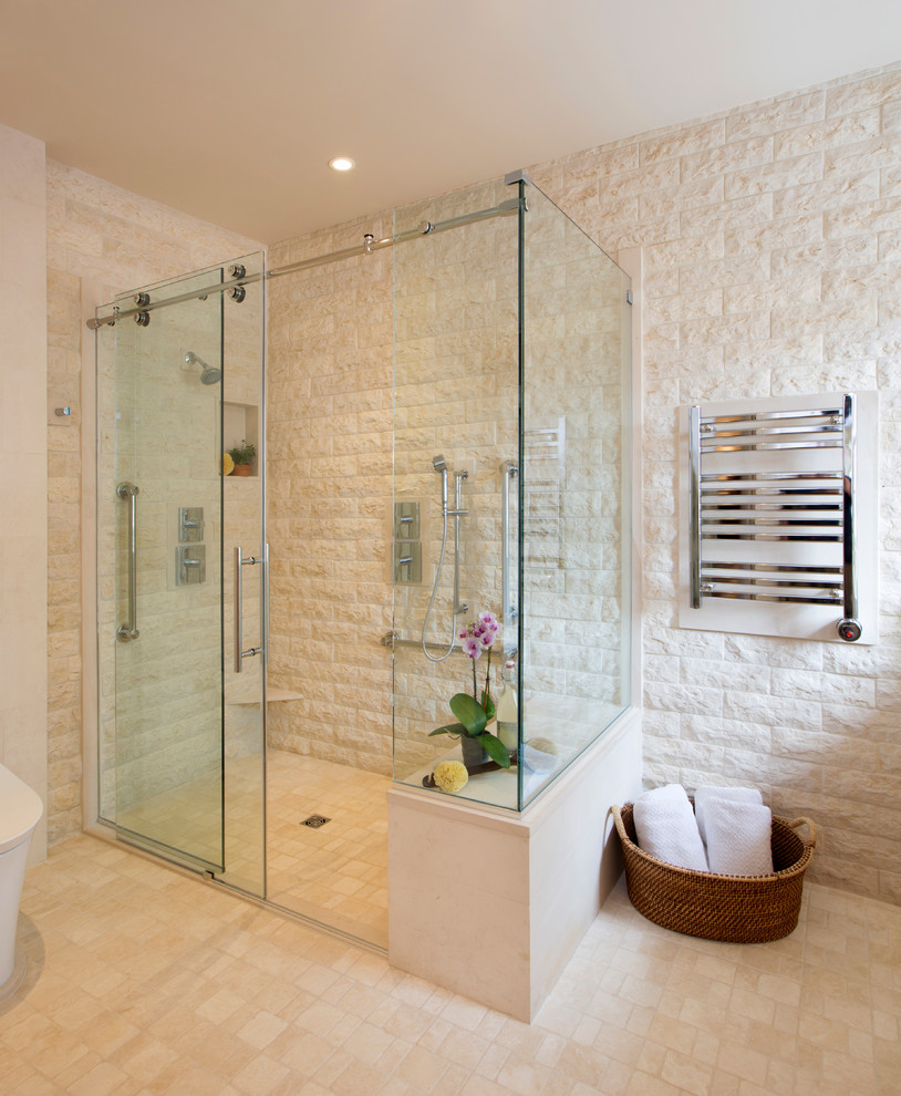 Exemple d'une grande salle de bain principale chic avec une douche d'angle, WC séparés, un carrelage beige, du carrelage en pierre calcaire, un mur beige, un sol en travertin, un sol beige et une cabine de douche à porte coulissante.