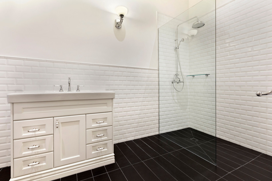 На фото: главная ванная комната в классическом стиле с фасадами с утопленной филенкой, белыми фасадами, душем в нише, белой плиткой, плиткой кабанчик, белыми стенами, полом из керамической плитки, врезной раковиной и столешницей из искусственного кварца с