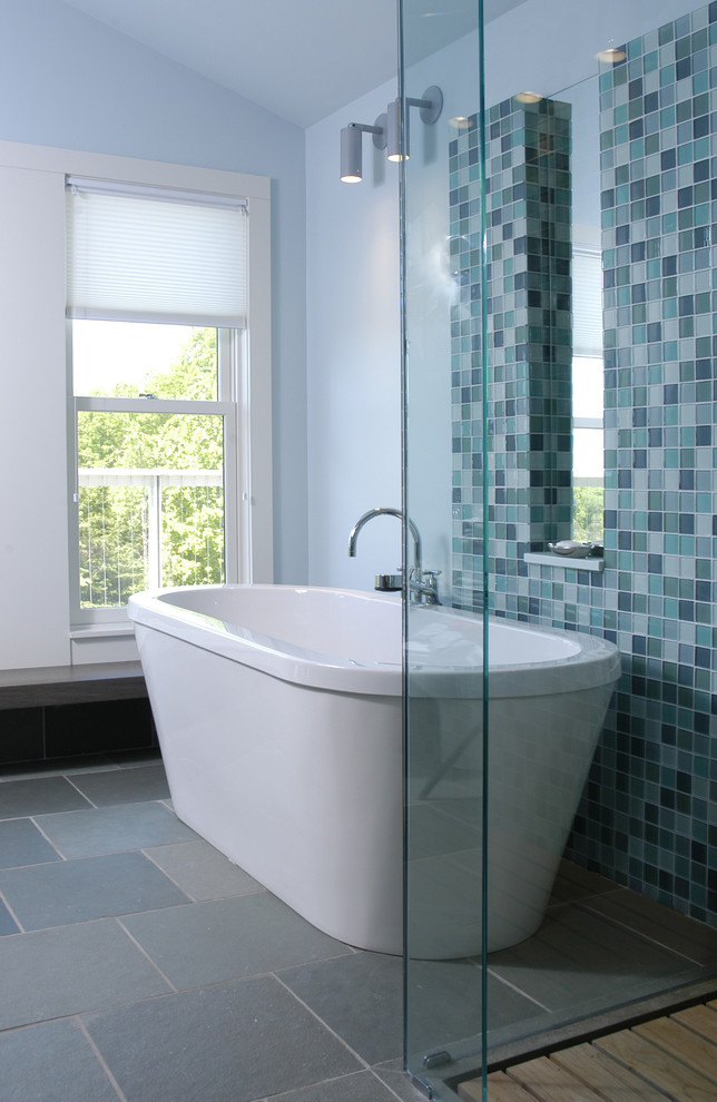 Ispirazione per una grande stanza da bagno padronale country con vasca freestanding, doccia aperta, WC monopezzo, piastrelle blu e pareti blu