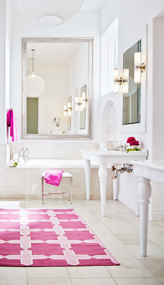 Идея дизайна: большая главная ванная комната в стиле неоклассика (современная классика) с консольной раковиной, ванной в нише, бежевой плиткой и белыми стенами