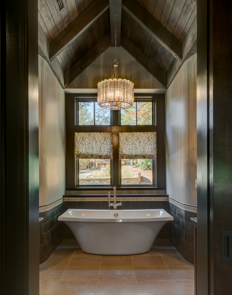 Imagen de cuarto de baño rural con bañera exenta y paredes marrones
