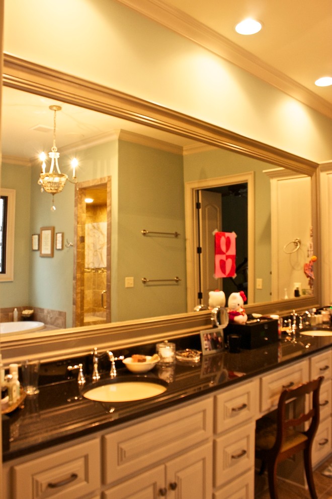 Идея дизайна: большая главная ванная комната в классическом стиле с врезной раковиной, фасадами с выступающей филенкой, бежевыми фасадами, столешницей из гранита, ванной в нише, душем в нише, раздельным унитазом, коричневой плиткой, керамической плиткой, синими стенами и полом из керамической плитки