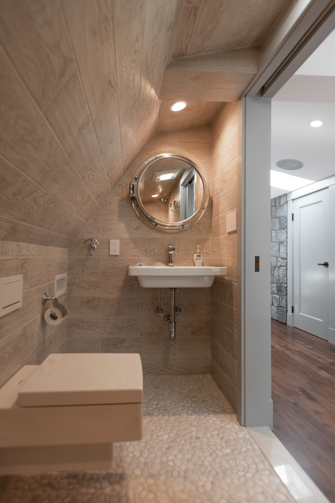 Klassisk inredning av ett litet vit vitt badrum, med en öppen dusch, en vägghängd toalettstol, vit kakel, porslinskakel, beige väggar, klinkergolv i småsten, ett väggmonterat handfat, beiget golv och med dusch som är öppen