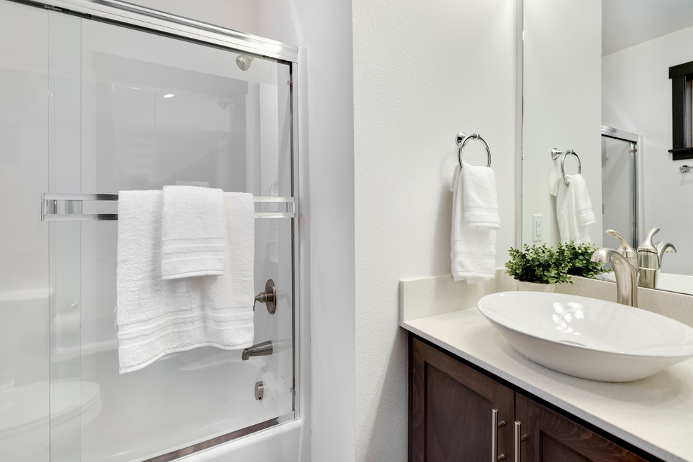 Idéer för att renovera ett litet funkis vit vitt en-suite badrum, med skåp i shakerstil, skåp i mörkt trä, en dusch/badkar-kombination, klinkergolv i porslin, bänkskiva i kvarts och grått golv