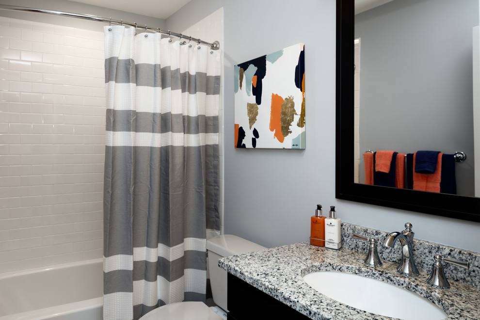 Ejemplo de cuarto de baño clásico renovado con bañera empotrada, combinación de ducha y bañera, baldosas y/o azulejos blancos, baldosas y/o azulejos de cemento, paredes azules, lavabo bajoencimera, encimera de granito y ducha con cortina