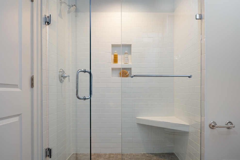 Свежая идея для дизайна: ванная комната в стиле неоклассика (современная классика) с душем в нише, белой плиткой, плиткой кабанчик, синими стенами и душем с распашными дверями - отличное фото интерьера