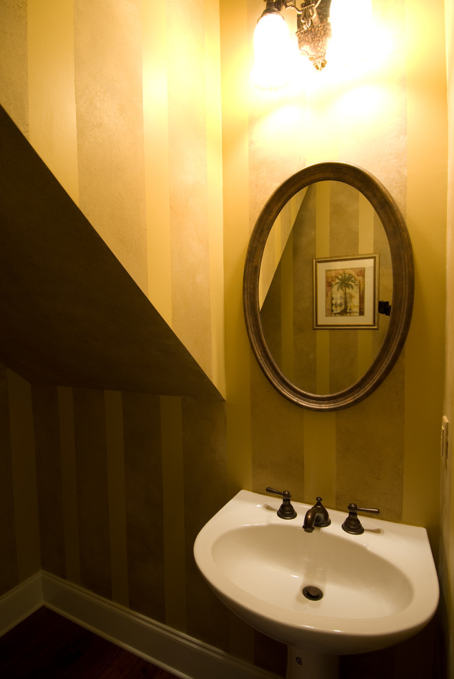 Idee per una stanza da bagno con doccia classica di medie dimensioni con WC a due pezzi, pareti gialle, pavimento in vinile e lavabo a colonna