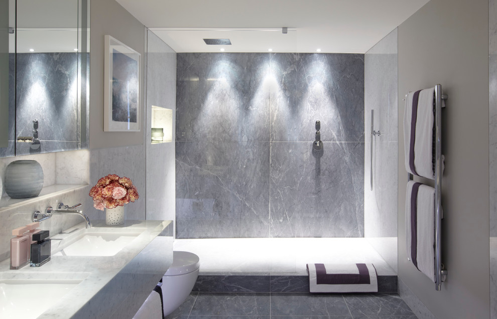Foto de cuarto de baño actual con lavabo bajoencimera, ducha abierta, baldosas y/o azulejos grises, paredes grises, aseo y ducha y ducha abierta
