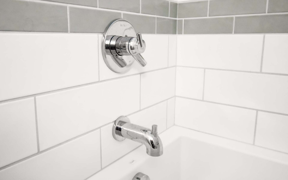 Exempel på ett litet modernt vit vitt badrum med dusch, med släta luckor, skåp i ljust trä, en dusch/badkar-kombination, en toalettstol med separat cisternkåpa, vit kakel, tunnelbanekakel, beige väggar, korkgolv, ett undermonterad handfat, bänkskiva i kvarts, rött golv och dusch med duschdraperi