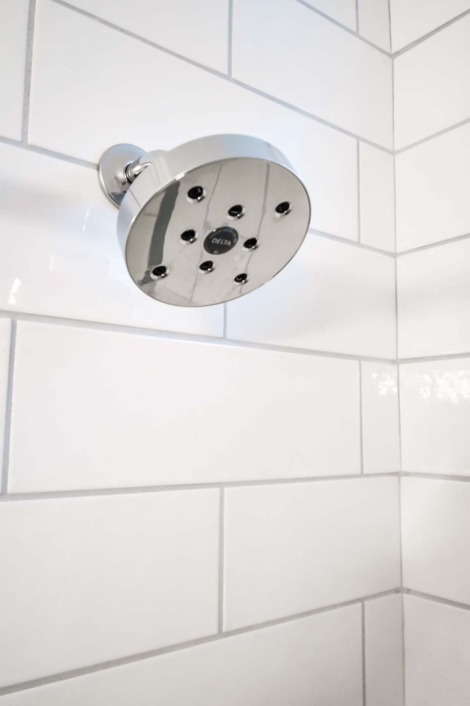 Inspiration för små moderna vitt badrum med dusch, med släta luckor, skåp i ljust trä, en dusch/badkar-kombination, en toalettstol med separat cisternkåpa, vit kakel, tunnelbanekakel, beige väggar, korkgolv, ett undermonterad handfat, bänkskiva i kvarts, rött golv och dusch med duschdraperi