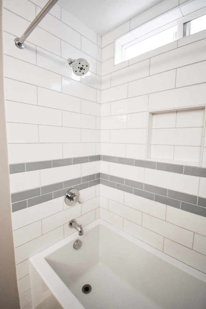 Идея дизайна: маленькая ванная комната в стиле модернизм с плоскими фасадами, светлыми деревянными фасадами, душем над ванной, раздельным унитазом, белой плиткой, плиткой кабанчик, бежевыми стенами, пробковым полом, душевой кабиной, врезной раковиной, столешницей из искусственного кварца, красным полом, шторкой для ванной, белой столешницей, нишей, тумбой под одну раковину и встроенной тумбой для на участке и в саду