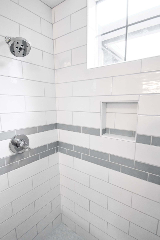 Bild på ett litet funkis vit vitt badrum med dusch, med släta luckor, skåp i ljust trä, en dusch i en alkov, en toalettstol med separat cisternkåpa, vit kakel, tunnelbanekakel, beige väggar, korkgolv, ett undermonterad handfat, bänkskiva i kvarts, rött golv och dusch med gångjärnsdörr