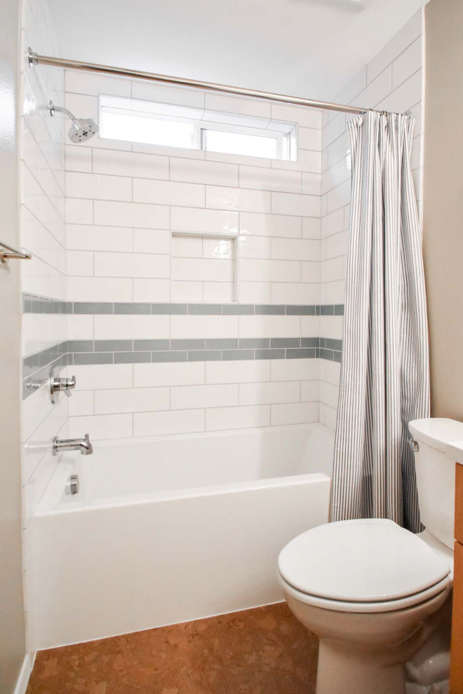 Foto på ett litet funkis vit badrum med dusch, med släta luckor, skåp i ljust trä, en dusch/badkar-kombination, en toalettstol med separat cisternkåpa, vit kakel, tunnelbanekakel, beige väggar, korkgolv, ett undermonterad handfat, bänkskiva i kvarts, rött golv och dusch med duschdraperi