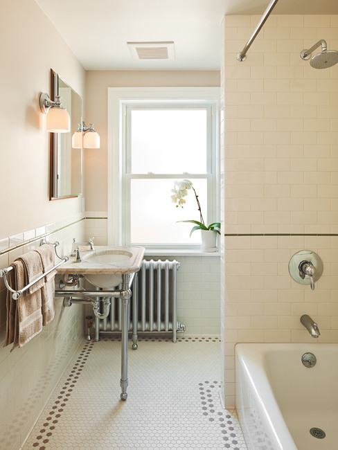 Exempel på ett klassiskt badrum för barn, med ett badkar i en alkov, en dusch i en alkov, en toalettstol med hel cisternkåpa, vit kakel, keramikplattor, beige väggar, klinkergolv i keramik, ett konsol handfat och marmorbänkskiva