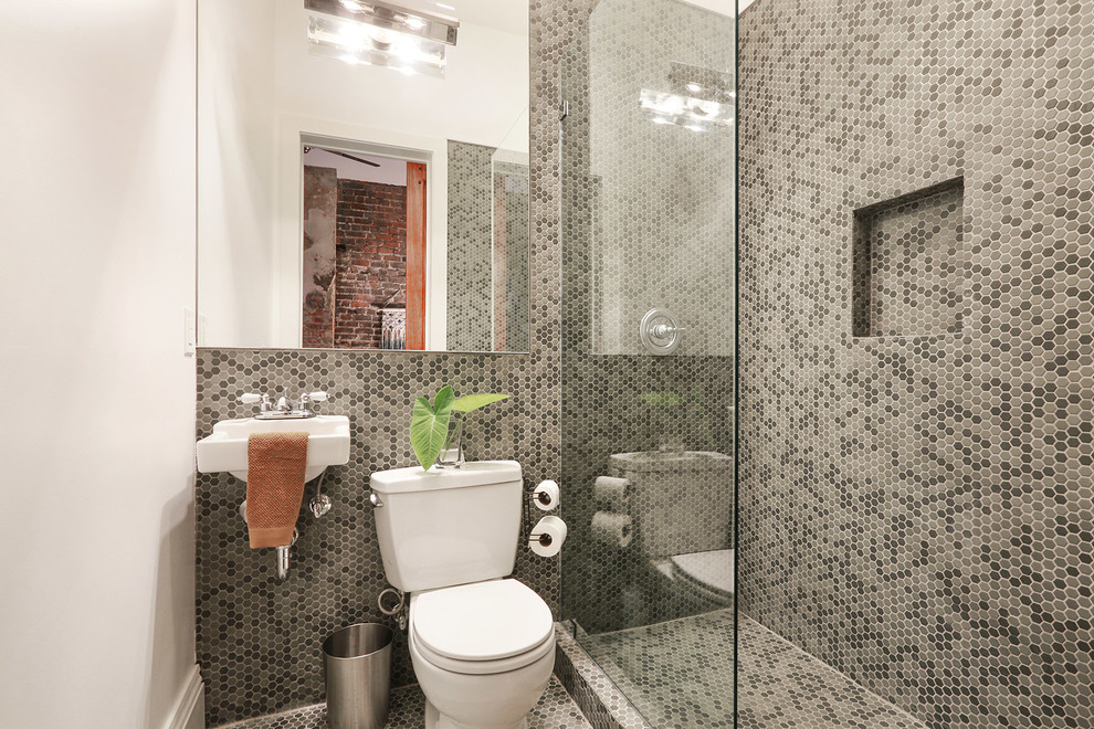 Imagen de cuarto de baño actual con ducha abierta, baldosas y/o azulejos grises, baldosas y/o azulejos en mosaico, paredes blancas, suelo con mosaicos de baldosas, lavabo suspendido, suelo gris y ducha abierta