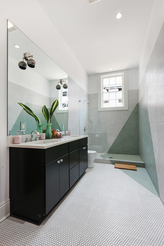 Пример оригинального дизайна: ванная комната в современном стиле с плоскими фасадами, черными фасадами, открытым душем, зеленой плиткой, белой плиткой, плиткой мозаикой, белыми стенами, полом из мозаичной плитки, врезной раковиной, белым полом, открытым душем и бежевой столешницей