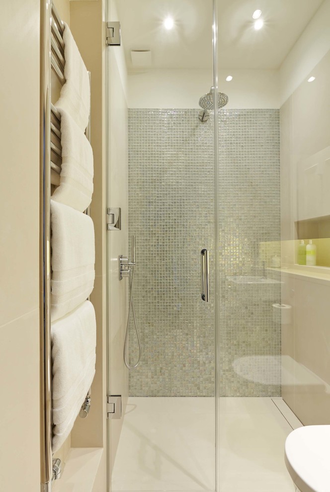 Foto di una stanza da bagno padronale chic di medie dimensioni con lavabo sospeso, ante lisce, doccia alcova, WC monopezzo, piastrelle grigie, piastrelle a mosaico, pareti bianche e pavimento in gres porcellanato