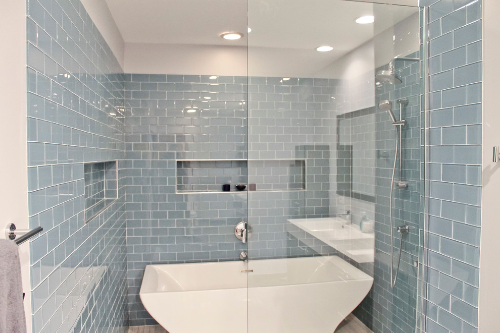 Modern inredning av ett mellanstort en-suite badrum, med luckor med infälld panel, ett fristående badkar, en öppen dusch, blå kakel, glaskakel och klinkergolv i porslin