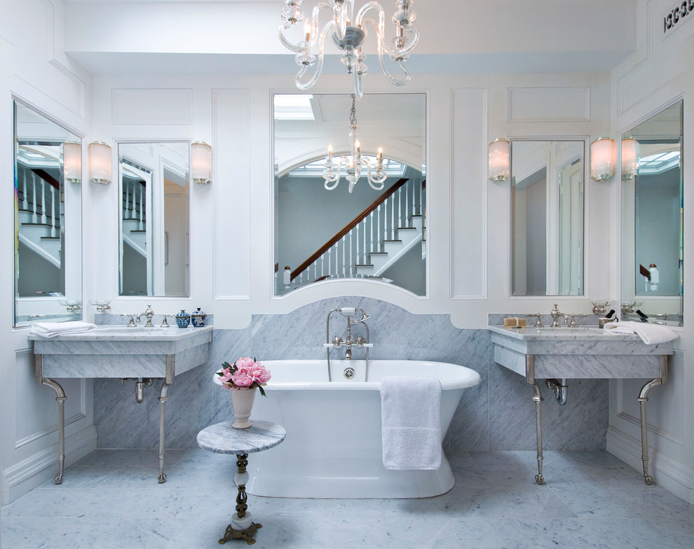 Cette photo montre une salle de bain victorienne avec un lavabo encastré, une baignoire indépendante, un carrelage blanc, des dalles de pierre et un mur blanc.