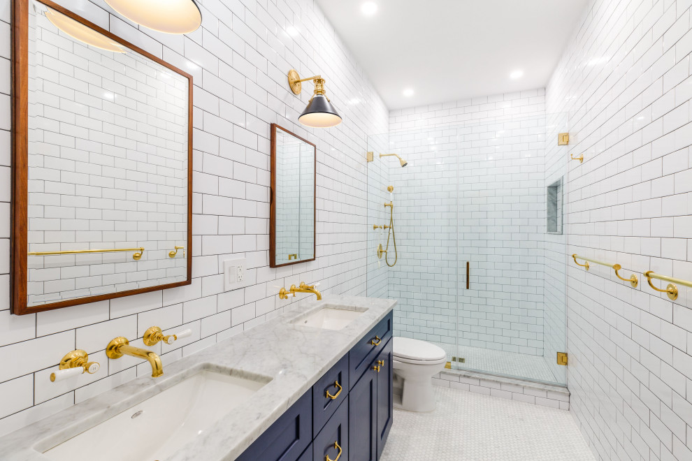 ニューヨークにあるトラディショナルスタイルのおしゃれな浴室の写真