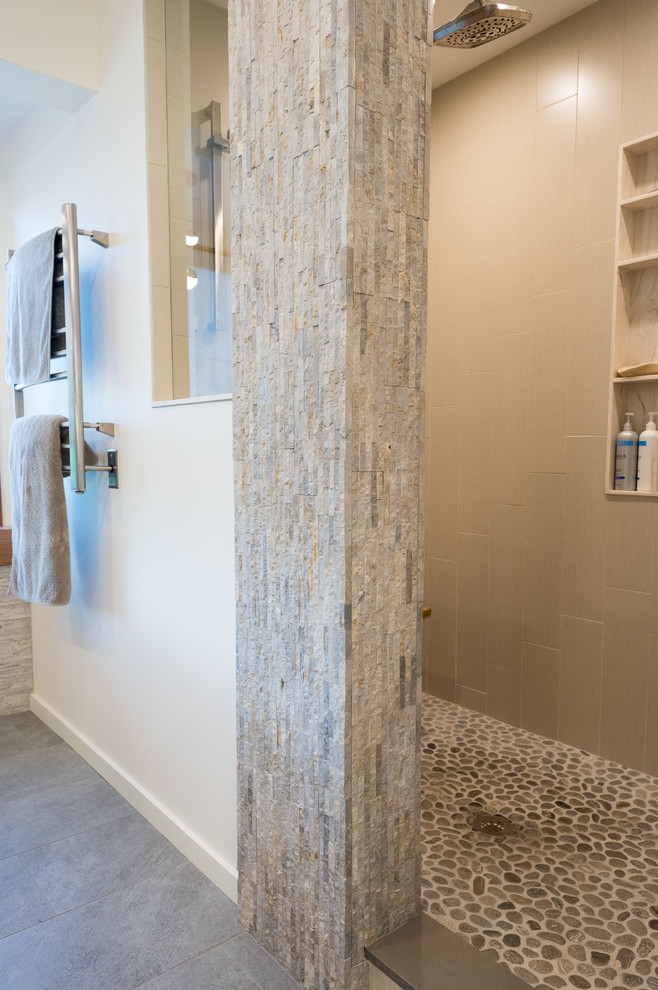 Idéer för stora funkis grått en-suite badrum, med släta luckor, skåp i mellenmörkt trä, ett fristående badkar, en dusch i en alkov, vit kakel, marmorkakel, ett fristående handfat, bänkskiva i kvarts och grått golv