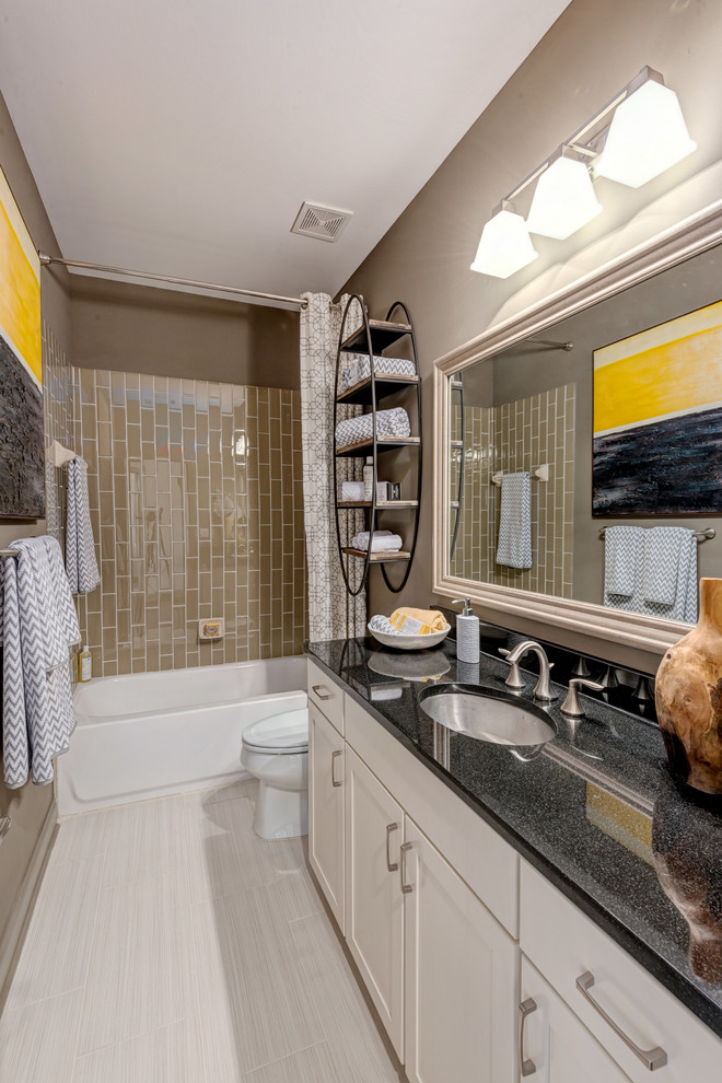Immagine di una stanza da bagno con doccia classica con ante in stile shaker, ante bianche, piastrelle marroni e doccia con tenda