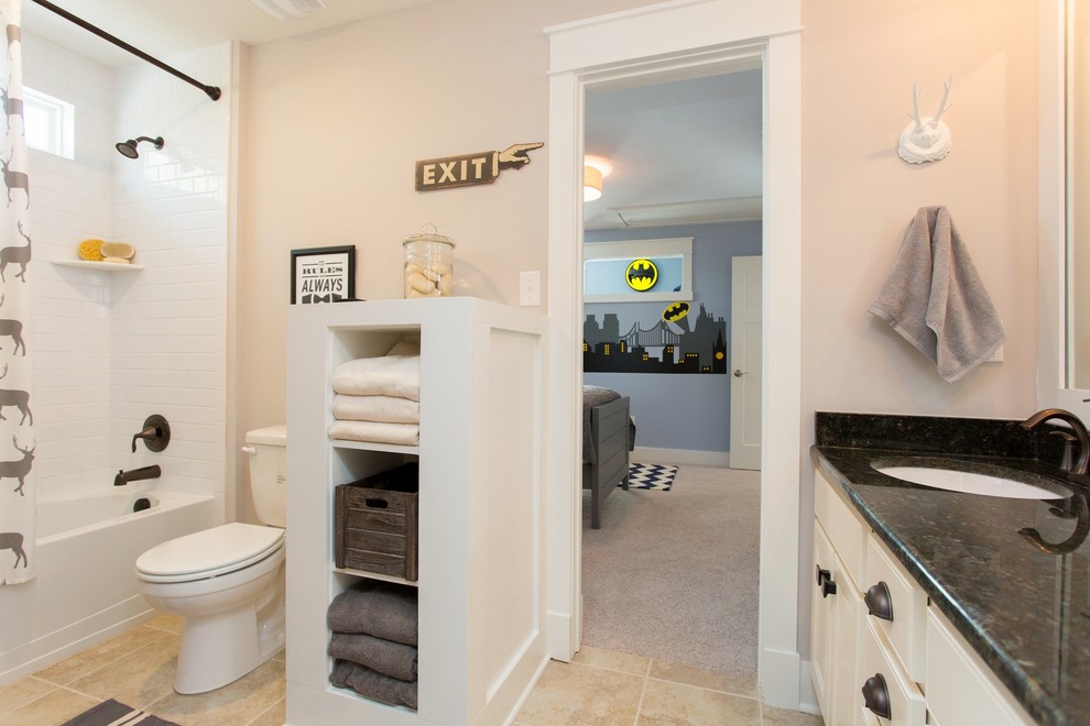 Exempel på ett amerikanskt badrum för barn, med skåp i shakerstil, vita skåp, beige kakel, keramikplattor, beige väggar, klinkergolv i keramik och granitbänkskiva