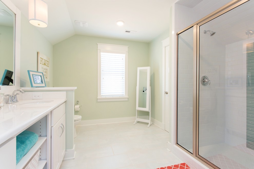 Inspiration pour une douche en alcôve avec un placard à porte shaker, des portes de placard blanches, un carrelage blanc, des carreaux de céramique, un mur vert, un sol en carrelage de céramique, un lavabo encastré et un plan de toilette en granite.