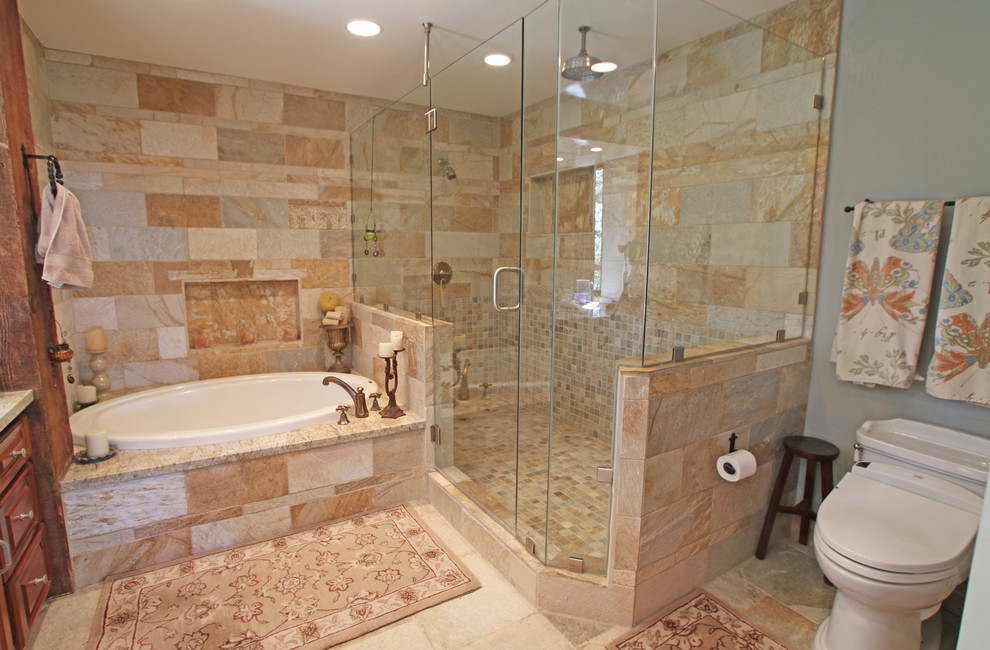 Cette image montre une salle de bain principale chalet en bois brun de taille moyenne avec un lavabo posé, un placard avec porte à panneau surélevé, un plan de toilette en granite, une douche ouverte, WC suspendus, un carrelage beige, un carrelage de pierre, un mur beige et un sol en ardoise.