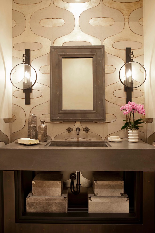 Ejemplo de cuarto de baño actual con baldosas y/o azulejos marrones y paredes marrones