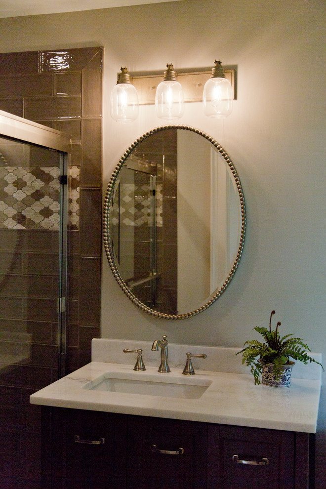 Idéer för mellanstora lantliga badrum med dusch, med möbel-liknande, skåp i mörkt trä, en dusch i en alkov, brun kakel, keramikplattor, grå väggar, klinkergolv i keramik, ett undermonterad handfat och granitbänkskiva