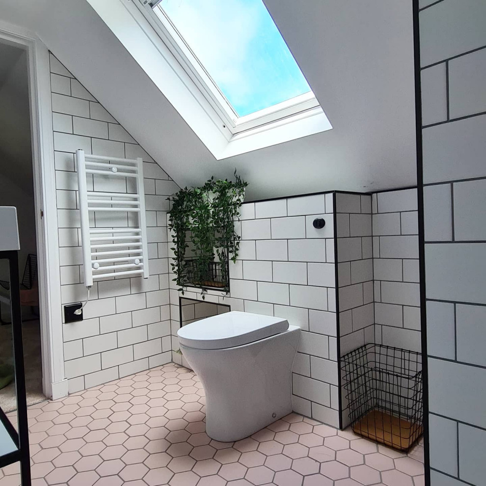 Идея дизайна: маленькая главная ванная комната в современном стиле с унитазом-моноблоком, белой плиткой, розовым полом и тумбой под одну раковину для на участке и в саду