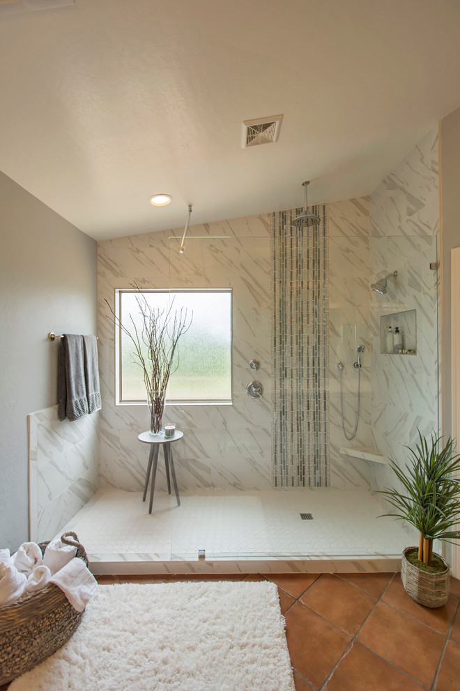 Cette image montre une salle de bain principale design de taille moyenne avec une douche ouverte, un carrelage blanc, des carreaux de porcelaine, un mur gris et tomettes au sol.