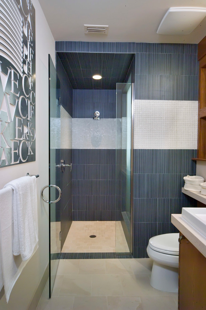 オーランドにあるコンテンポラリースタイルのおしゃれな浴室 (アルコーブ型シャワー、青いタイル) の写真
