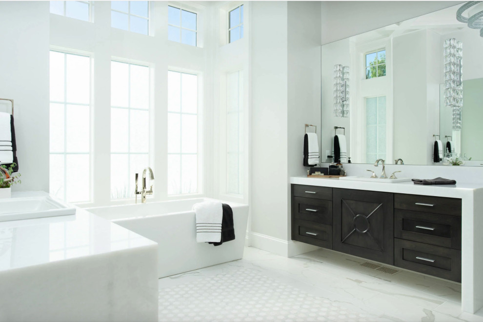 Diseño de cuarto de baño principal, doble y flotante mediterráneo con puertas de armario marrones, bañera exenta, paredes blancas, lavabo encastrado, suelo blanco y encimeras blancas